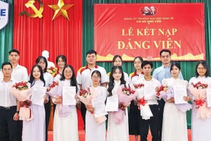 Nhiều sinh viên đã được kết nạp Đảng, hiện đang sinh hoạt tại Chi bộ Sinh viên của Trường đại học Kinh tế.