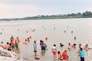 Nhiều gia đình mang cả trẻ nhỏ ra sông bơi lội dù không đủ các điều kiện an toàn.
