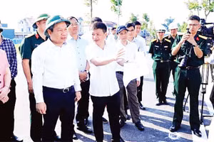 Chủ tịch Ủy ban nhân dân thành phố Hà Nội Vũ Đại Thắng nghe báo cáo về tình hình triển khai dự án đầu tư khu đô thị đa mục tiêu tại xã Thư Lâm và xã Đông Anh (Ảnh VIẾT THÀNH)