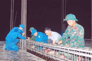 Lực lượng vũ trang tỉnh Quảng Trị hỗ trợ xây dựng các trường học vùng biên giới tranh thủ làm việc vào ban đêm.