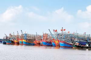 Cửa biển Cửa Việt bị bồi lấp khiến ngư dân gặp khó khăn.