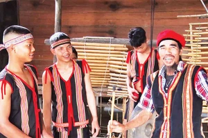 Nghệ nhân Ưu tú A Thui (bên phải) tận tình truyền dạy nhạc cụ dân gian cho thế hệ trẻ.