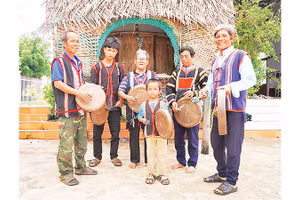 Già Siu Klah (giữa) và các thành viên Câu lạc bộ cồng chiêng làng Dek. (Ảnh ĐỒNG LAI)