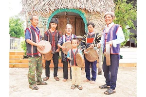 Già Siu Klah (giữa) và các thành viên Câu lạc bộ cồng chiêng làng Dek. (Ảnh ĐỒNG LAI)