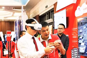 Lãnh đạo Ủy ban Mặt trận Tổ quốc tỉnh trải nghiệm công nghệ thực tế ảo. (Ảnh HOÀNG VƯƠNG)