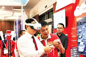 Lãnh đạo Ủy ban Mặt trận Tổ quốc tỉnh trải nghiệm công nghệ thực tế ảo. (Ảnh HOÀNG VƯƠNG)