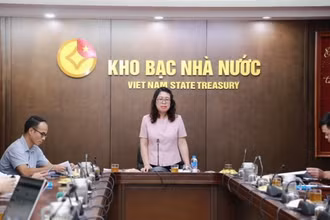 Bà Ngô Thị Nhung, Phó Giám đốc Kho bạc Nhà nước thông tin về tình hình hoạt động của Kho bạc Nhà nước những tháng đầu năm.
