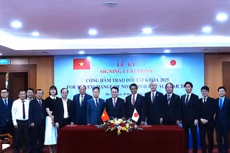 Đại diện phía Việt Nam và Nhật Bản tham gia lễ ký công hàm hỗ trợ vốn vay ODA. 