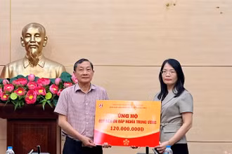 Chánh Văn phòng Quỹ Đền ơn đáp nghĩa Trung ương Đào Ngọc Lợi tiếp nhận số tiền ủng hộ của Nhà xuất bản Chính trị quốc gia Sự thật.