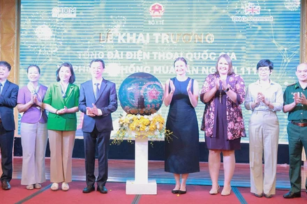 Các đại biểu khai trương Tổng đài điện thoại quốc gia về phòng, chống mua bán người 111 (Ảnh Ban tổ chức)