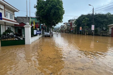 Đường Giải Phóng 11-11 và trụ sở Điện lực Mường Khương bị ngập trong nước lũ.