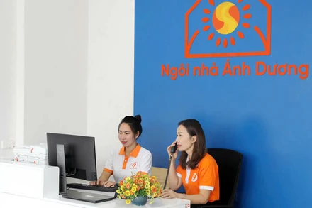 Cán bộ công tác xã hội của Ngôi nhà Ánh Dương tại tỉnh Hòa Bình (cũ) trực điện thoại tư vấn, hỗ trợ phụ nữ và trẻ em gái bị bạo lực trên cơ sở giới. (Ảnh UNFPA)