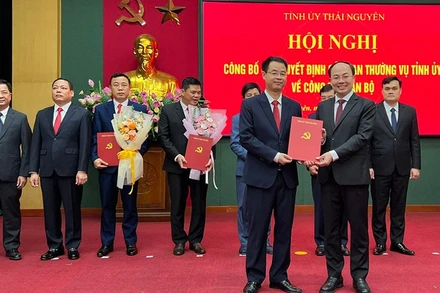 Đồng chí Vũ Việt Dũng (bên trái) nhận quyết định chỉ định giữ chức vụ Bí thư xã Sảng Mộc. (Ảnh: TUẤN SƠN).