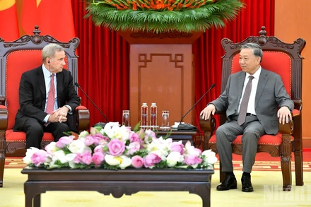 Tổng Bí thư Tô Lâm tiếp ông Alex Rogers, Chủ tịch phụ trách Quản trị toàn cầu của Tập đoàn Qualcomm. (Ảnh ĐĂNG KHOA)