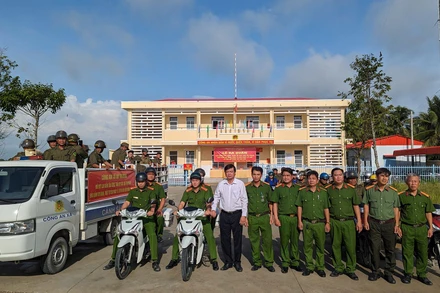 Công an xã Mỹ Hương ra quân trấn áp tội phạm.