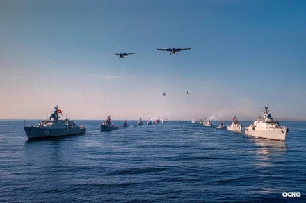 [Ảnh] Diễu binh các lực lượng vũ trang trên biển