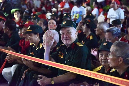 [Ảnh] Hình ảnh đẹp của các cựu chiến binh trước giờ khai mạc Lễ diễu binh, diễu hành 