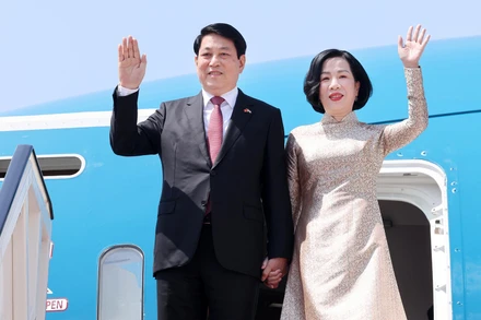 Chủ tịch nước Lương Cường và Phu nhân tại sân bay quốc tế Cairo, Ai Cập. (Ảnh LÂM KHÁNH/TTXVN)