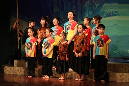 Tiết mục biểu diễn “Bờm và cô gái mù” của lớp học “Hòa ca nhịp chèo”. (Ảnh BTC)