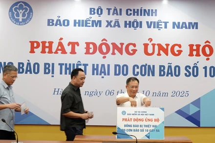 Lãnh đạo Bảo hiểm xã hội Việt Nam ủng hộ đồng bào bị thiệt hại do bão số 10. (Ảnh: VS)