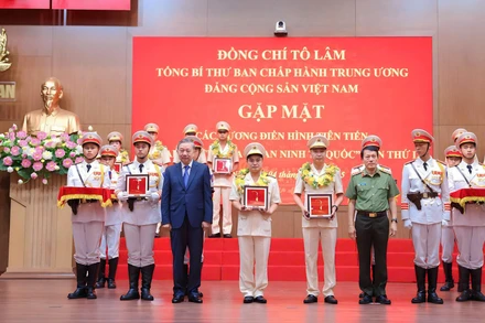 Trung tá Khúc Thanh Tuấn là 1 trong các gương điển hình Công an nhân dân Việt Nam được tuyên dương năm 2025, vinh dự được Tổng Bí thư Tô Lâm gặp mặt vào ngày 4/8/2025 trước thềm Đại hội thi đua “Vì an ninh Tổ quốc” lần thứ IX.