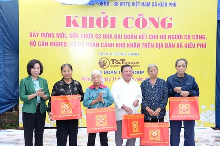 Lãnh đạo Mặt trận Tổ quốc thành phố Hà Nội tặng quà các gia đình khó khăn tại thôn Cấn Thượng, xã Kiều Phú, Hà Nội, tháng 10/2025. (Ảnh: hanoi.gov.vn)