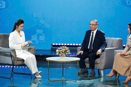 Phó Giáo sư, Tiến sĩ, bác sĩ Vũ Chí Dũng (giữa) chia sẻ tại tọa đàm.