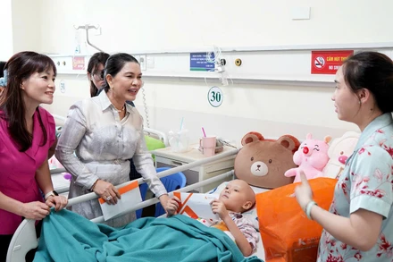 Đại diện Ban Tổ chức thăm hỏi và tặng quà cho bệnh nhi. (Ảnh NFVC)