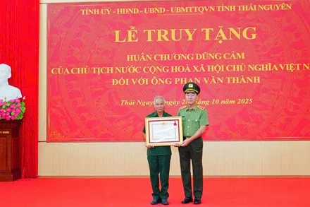 Thứ trưởng Công an Trần Quốc Tỏ trao "Huân chương Dũng cảm" cho đại diện gia đình ông Phan Văn Thành.