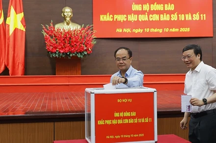 Đại diện lãnh đạo Bộ Nội vụ chung tay ủng hộ đồng bào khắc phục hậu quả cơn bão số 10 và 11. (Ảnh Moha)