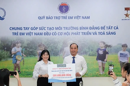 Đại diện Quỹ Bảo trợ trẻ em Việt Nam nhận bảng tượng trưng kinh phí hỗ trợ trẻ em từ Công ty Gỗ Nhân Tâm.