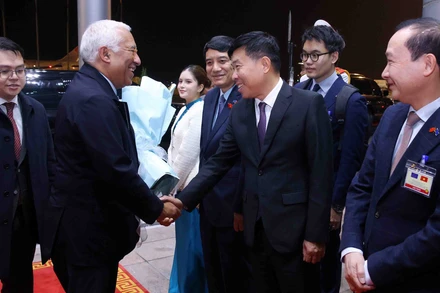 Lễ đón Chủ tịch Hội đồng châu Âu António Costa tại sân bay quốc tế Nội Bài, Hà Nội. (Ảnh: Phạm Kiên/TTXVN)