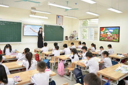 Giờ học của cô giáo và học sinh Trường tiểu học Vạn Bảo, Hà Nội. (Ảnh THẾ ĐẠI)