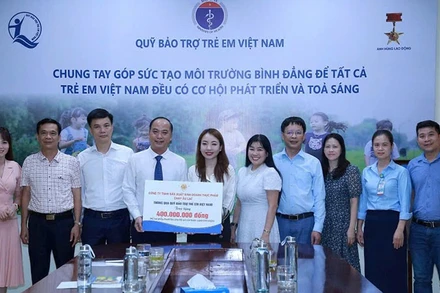 Đại diện Quỹ Bảo trợ trẻ em Việt Nam tiếp nhận tài trợ. (Ảnh NFVC)
