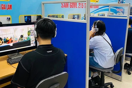 Lao động tham gia phiên giao dịch việc làm trực tuyến kết nối 6 tỉnh, thành phố phía bắc ngày 25/8/2025. 