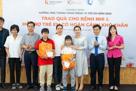 Lãnh đạo Quỹ Bảo trợ trẻ em Việt Nam, Cục Bà mẹ và Trẻ em, Quỹ Khởi sự từ tâm trao quà cho gia đình trẻ em có người thân hiến tạng. (Ảnh NFVC)