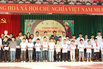 Quỹ Bảo trợ trẻ em Việt Nam, các đơn vị, nhà tài trợ trao học bổng cho trẻ em có hoàn cảnh khó khăn ở xã Nhân Nghĩa, Phú Thọ ngày 5/10/2025. (ẢnhNFVC) 