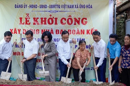 Khởi công xây dựng nhà “Đại đoàn kết” cho hộ có hoàn cảnh khó khăn ở thôn Xuân Tình, xã Ứng Hòa, Hà Nội, tháng 10/2025 (Ảnh Mặt trận Tổ quốc Hà Nội) 