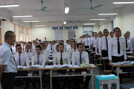 Lao động chuẩn bị đi làm việc ở nước ngoài theo hợp đồng tại Trung tâm Lao động ngoài nước. (Ảnh Colab)