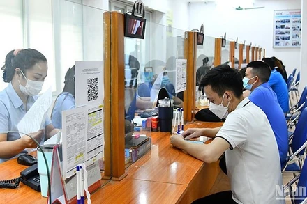 Lao động tìm hiểu thông tin về bảo hiểm thất nghiệp tại Trung tâm Dịch vụ việc làm Hà Nội. (Ảnh THỦY NGUYÊN)