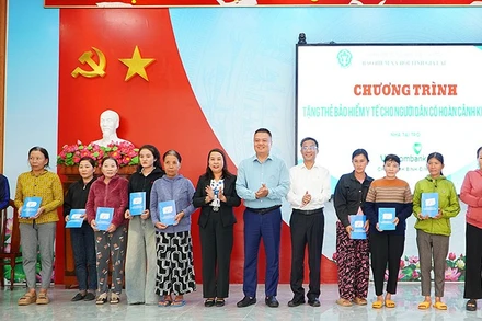 Tặng 1.000 thẻ bảo hiểm y tế cho người dân có hoàn cảnh khó khăn trên địa bàn quản lý của Bảo hiểm xã hội cơ sở Hoài Nhơn, Gia Lai. (Ảnh: BTC)