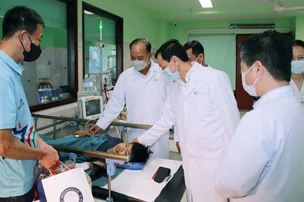 Thứ trưởng Y tế Nguyễn Tri Thức tặng quà bệnh nhi đang điều trị tại Bệnh viện Nhi Trung ương. (Ảnh NFVC)