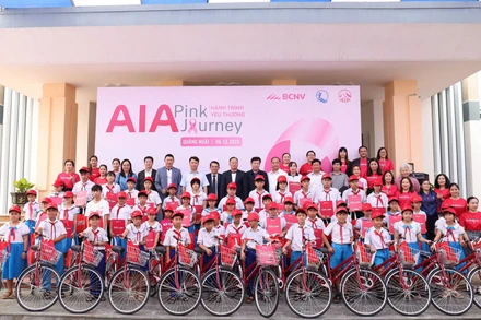 Ban tổ chức Chương trình “Hành trình yêu thương” trao tặng xe đạp cho trẻ em có hoàn cảnh khó khăn tại Quảng Ngãi. (Ảnh BTC)