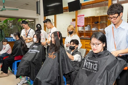 Tham gia hiến tóc tại Ngày hội. (Ảnh: BTC)