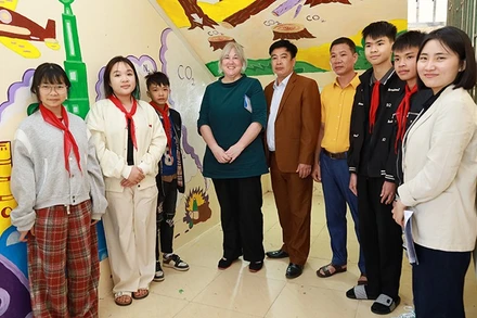 Các đại biểu thăm Trường trung học cơ sở Yên Hòa, xã Quý Đức, Phú Thọ. (Ảnh: CARE)