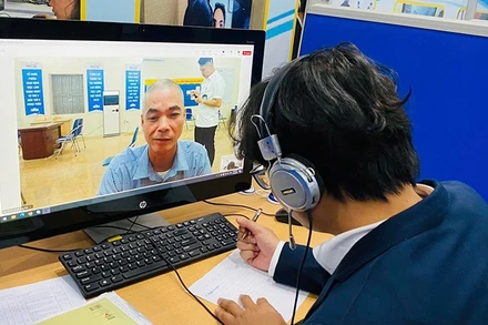 Một phiên giao dịch việc làm trực tuyến tại Trung tâm Dịch vụ việc làm Hà Nội. (Ảnh HCES)