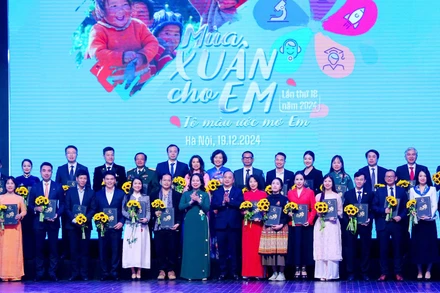 Các đồng chí lãnh đạo Đảng, Nhà nước cùng các nhà hảo tâm tại chương trình “Mùa xuân cho em" lần thứ 18, năm 2024. (Ảnh Molisa).