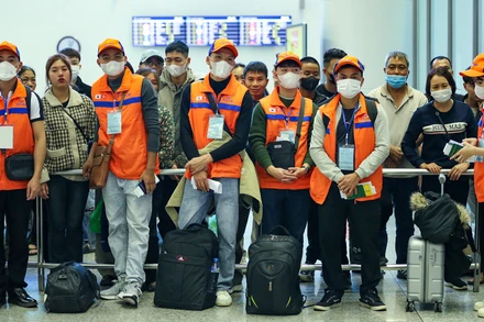 Lao động xuất cảnh đi làm việc ở nước ngoài theo hợp đồng. (Ảnh Colab)