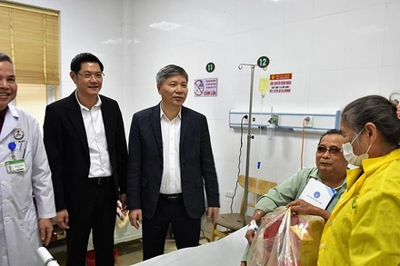 Phó Giám đốc Bảo hiểm xã hội Việt Nam Nguyễn Đức Hòa và Giám đốc Bảo hiểm xã hội thành phố Hà Nội Nguyễn Ngọc Huyến thăm hỏi, trao quà cho bệnh nhân. (Ảnh HSS)