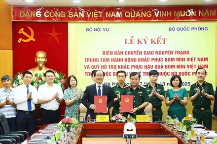 Thượng tướng Hoàng Xuân Chiến và Thứ trưởng Nguyễn Văn Hồi ký kết Biên bản chuyển giao. (Ảnh: Moha)